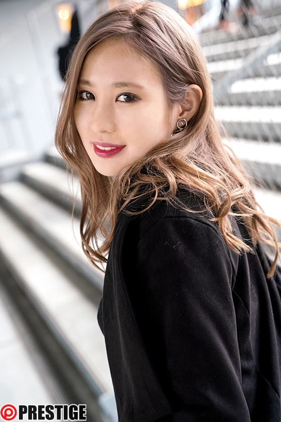 ストリート・クイーン AV debut！！ かれん(21) 女子大生 街の視線を集める路上の女王がAV参戦！ 1